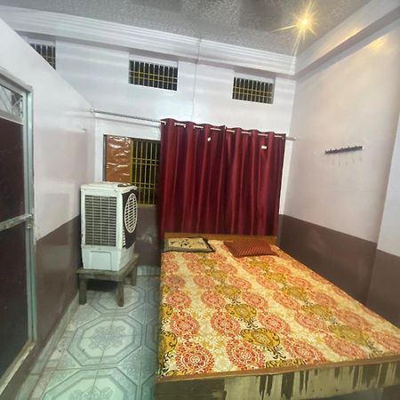 Hotel Yatri Niwas Варанаси Екстериор снимка