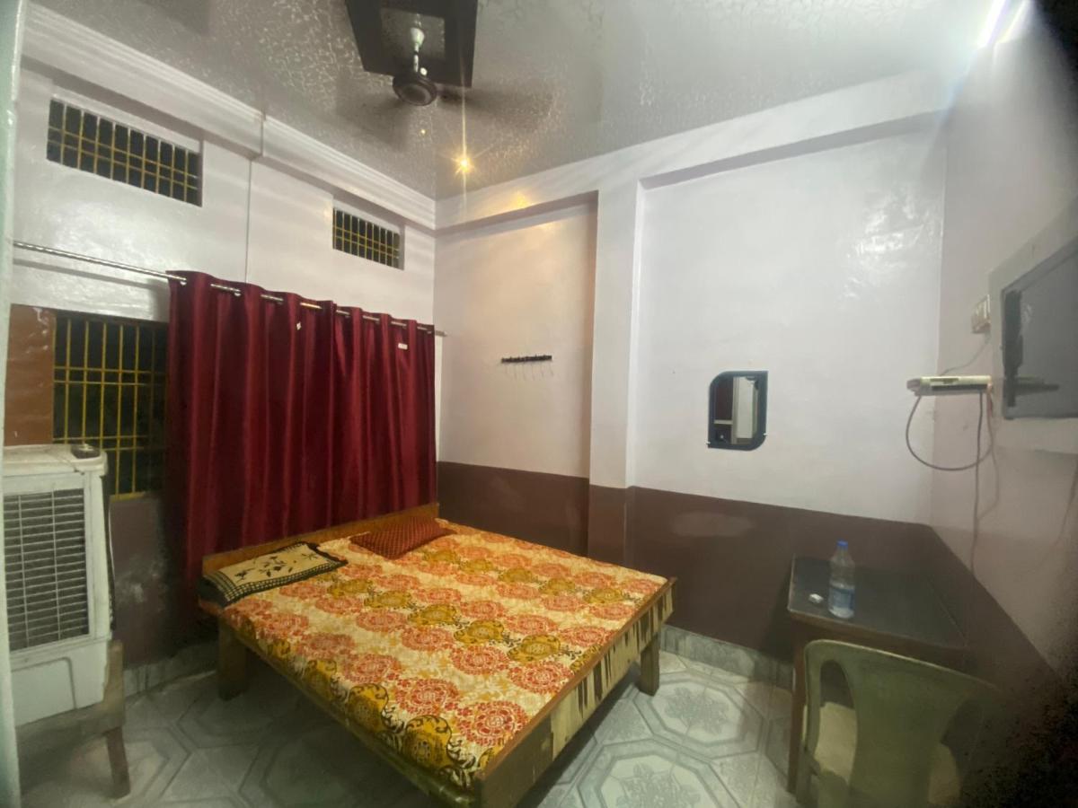 Hotel Yatri Niwas Варанаси Екстериор снимка