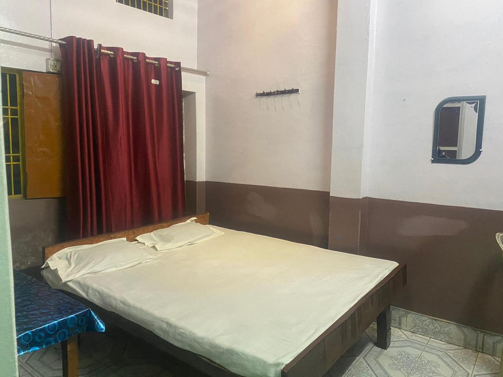 Hotel Yatri Niwas Варанаси Екстериор снимка