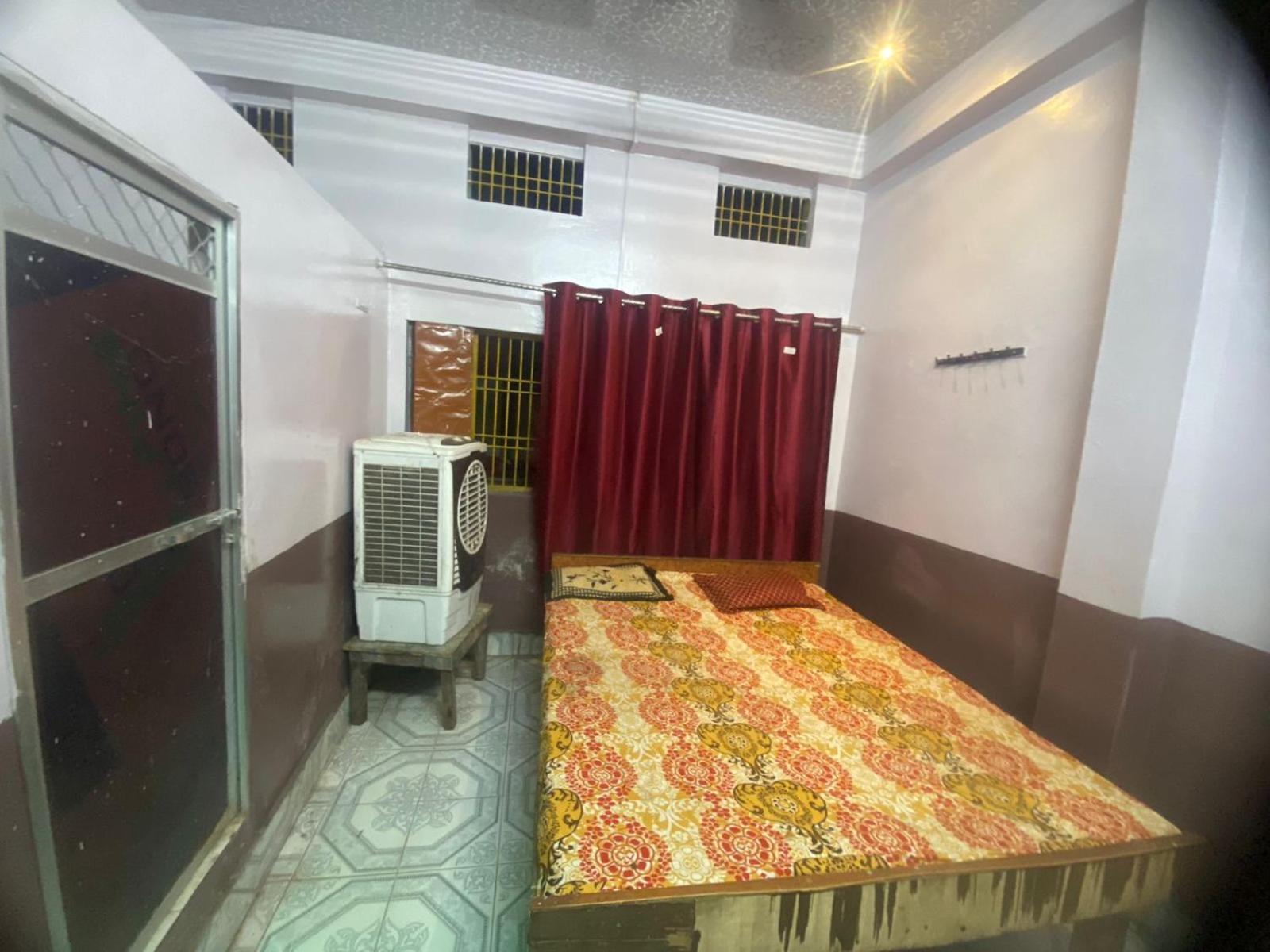Hotel Yatri Niwas Варанаси Екстериор снимка