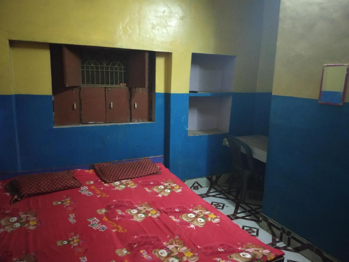 Hotel Yatri Niwas Варанаси Екстериор снимка